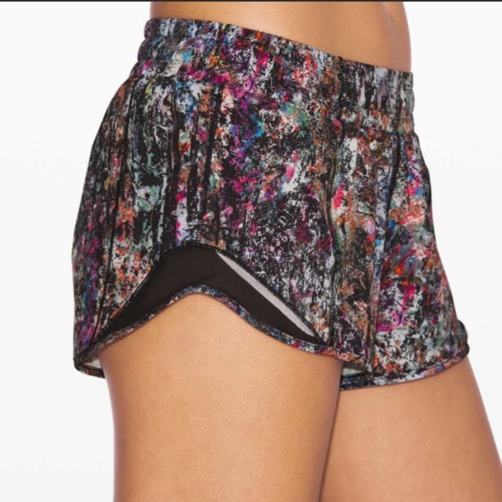 Lululemon Hotty Hot Short 2.5” Vitalize Multi 6